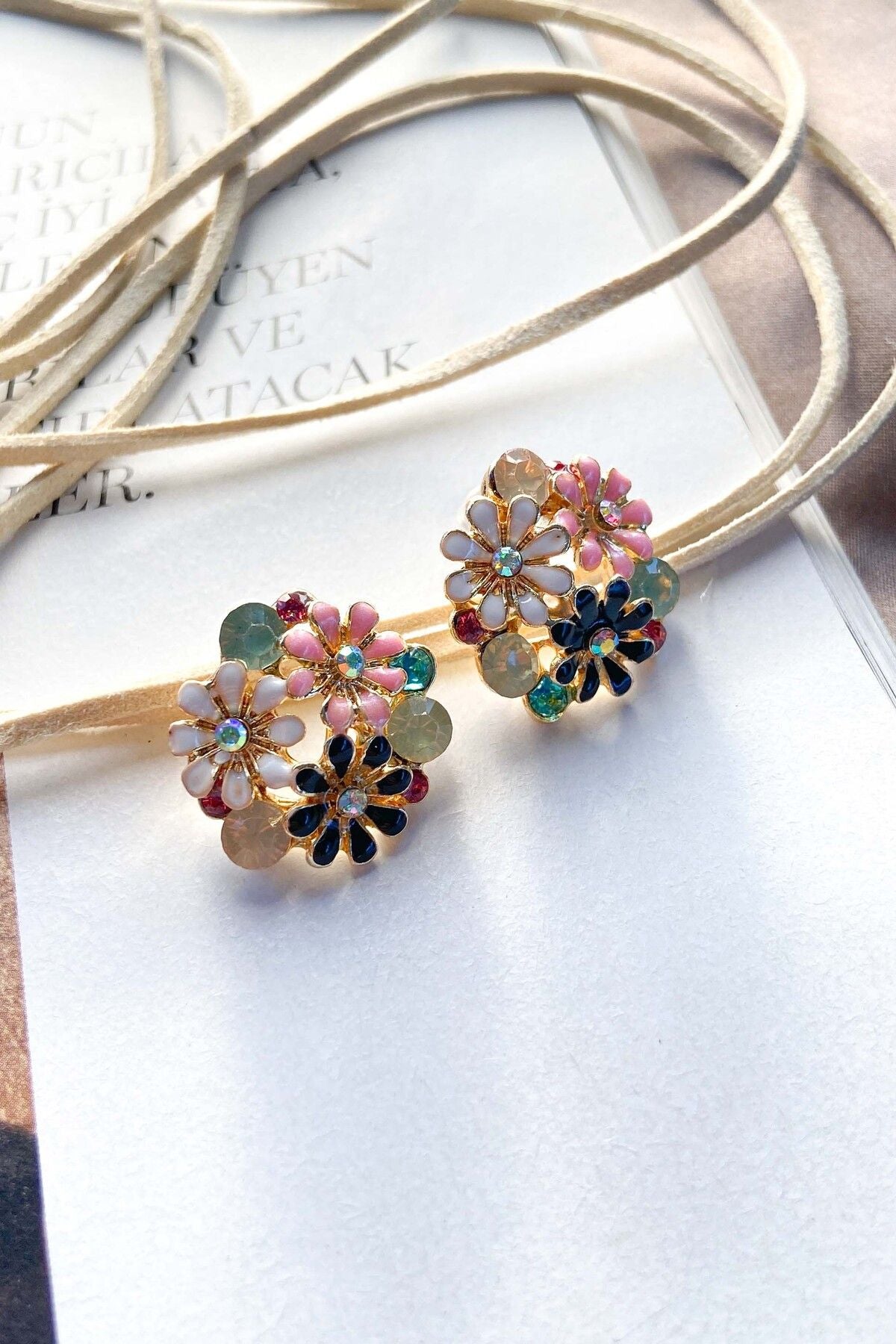 Taşlı Renkli Çiçek Küpe Günlük Küpe