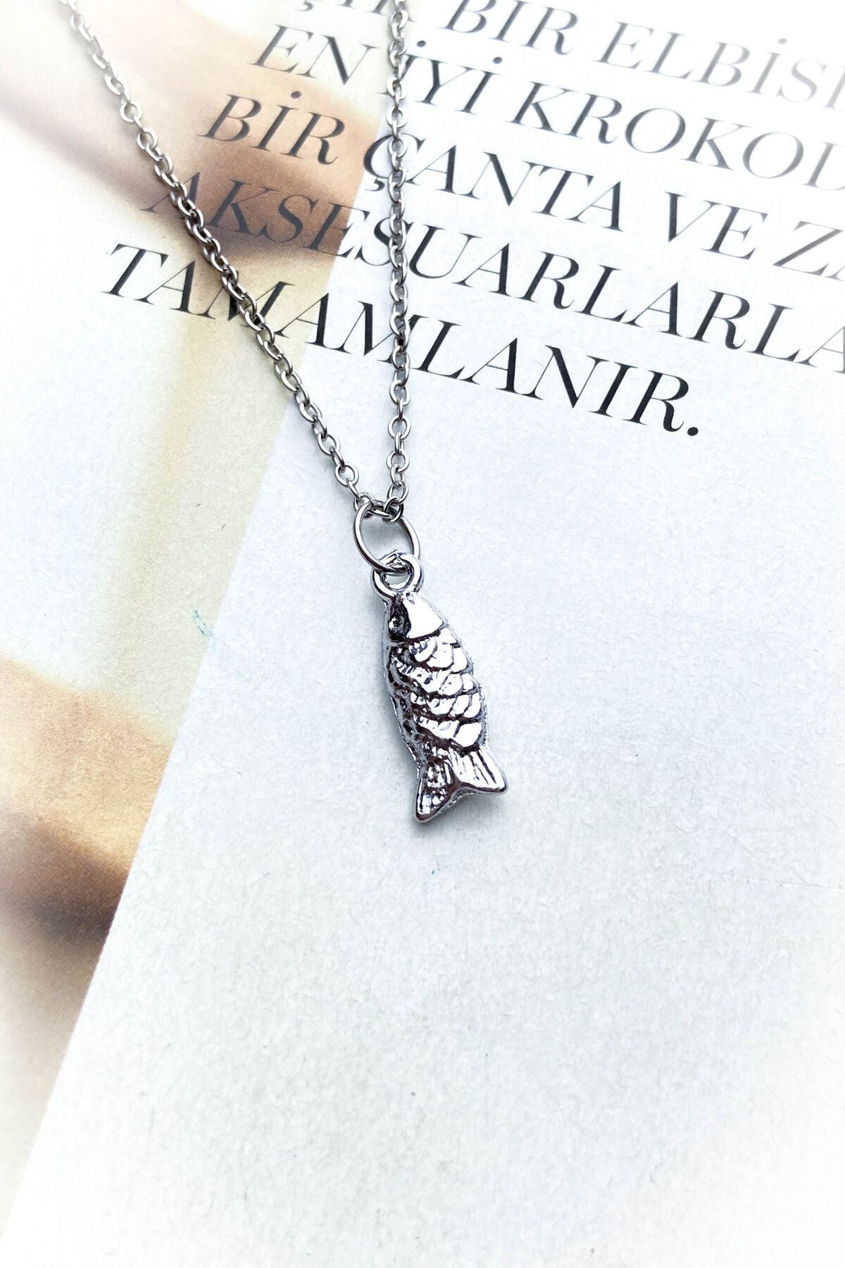 Çelik Gümüş Renk Balık Figürlü İnce Zincir Kolye