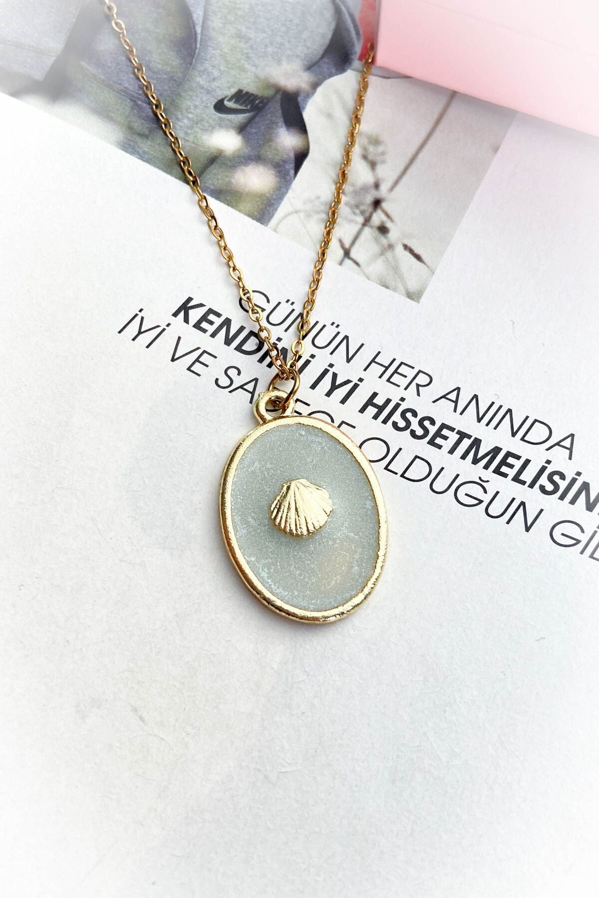 Çelik Altın Renk İnce Zincir Mineli Madalyon Çelik Kolye