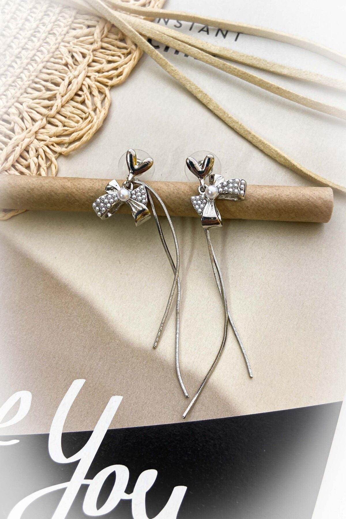 İnci Taşlı Kalpli Fiyonk Küpe Püsküllü Küpe