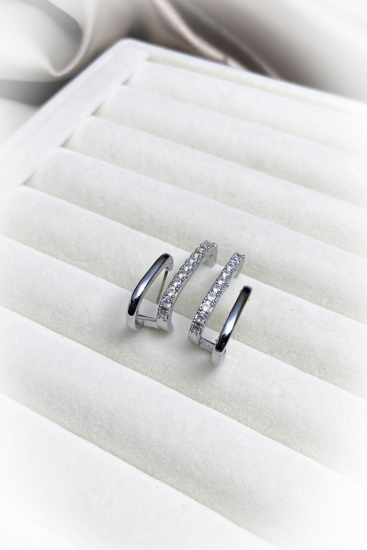 Pençe  Taşlı Kadın Küpe Altın Kaplama Çoklu Küpe