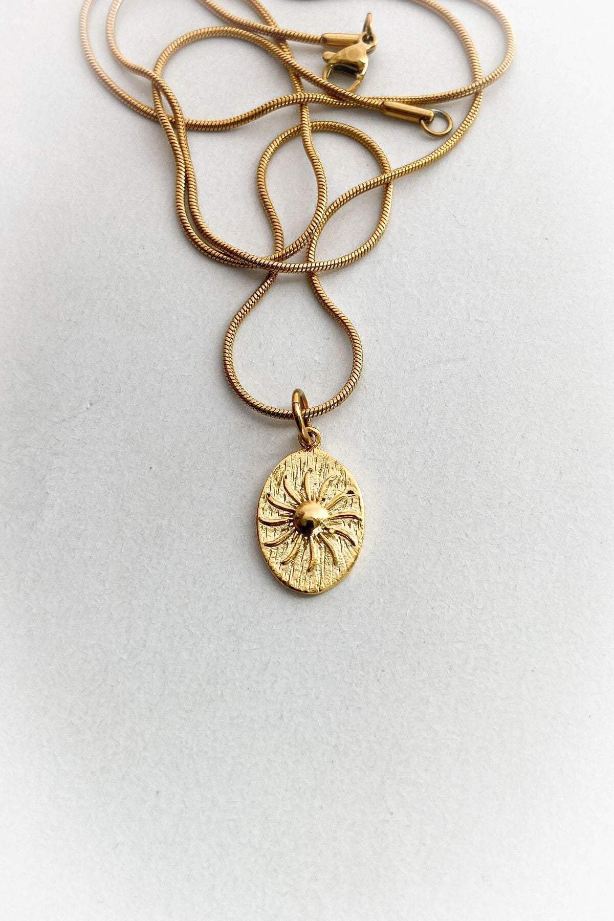 Çelik Madalyon Güneş Model Altın Renk İnce Zincir Çelik Kolye