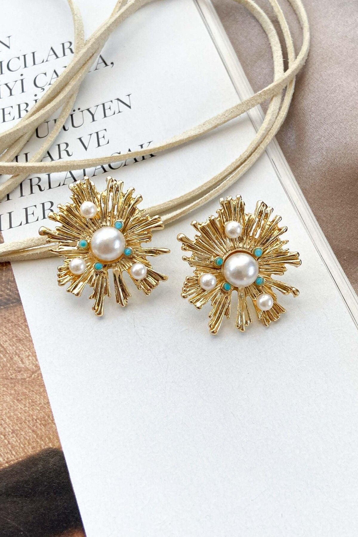 Altın Renk İncili Küpe