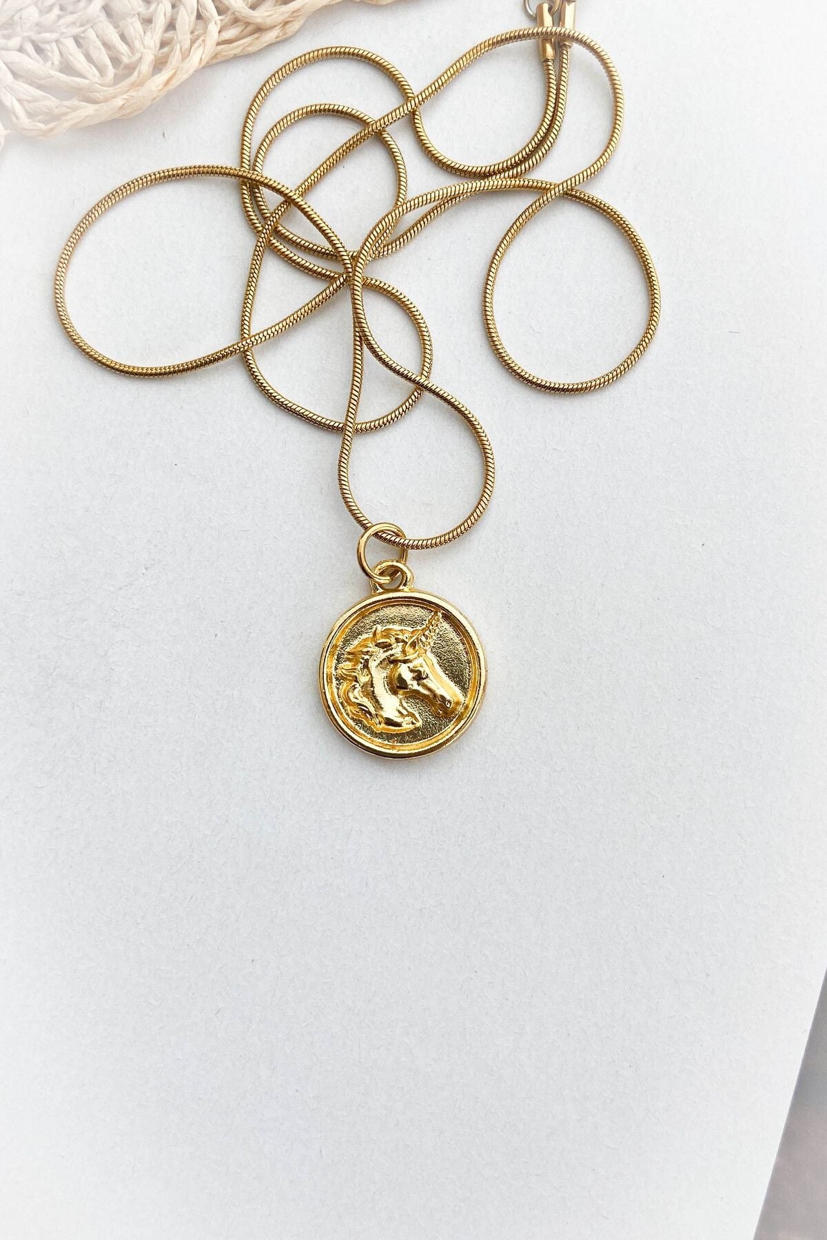 Çelik At Figürlü Madalyon Model Altın Renk İnce Zincir Çelik Kolye