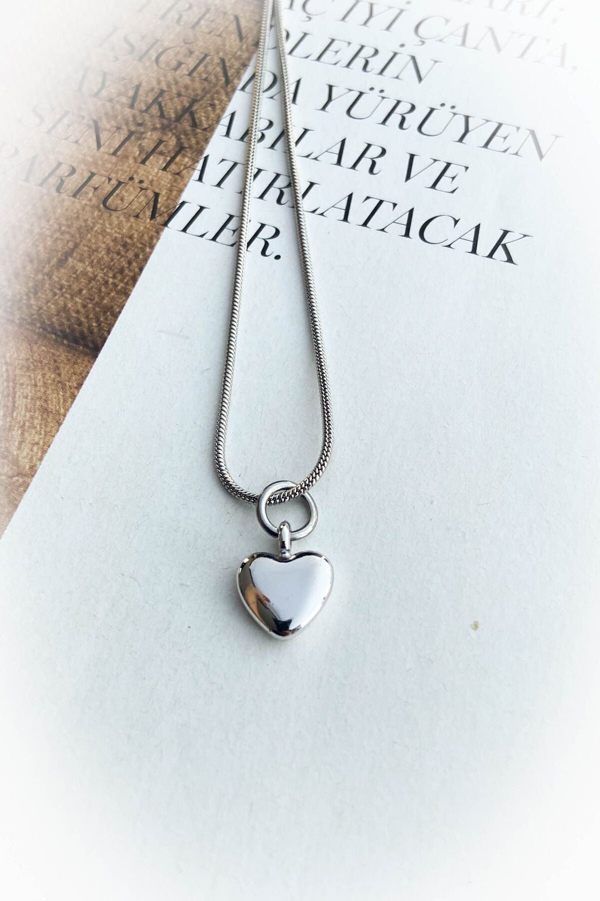 Çelik Gümüş Renk İnce Zincir Sallantılı Kalp Model Çelik Kolye 45 CM