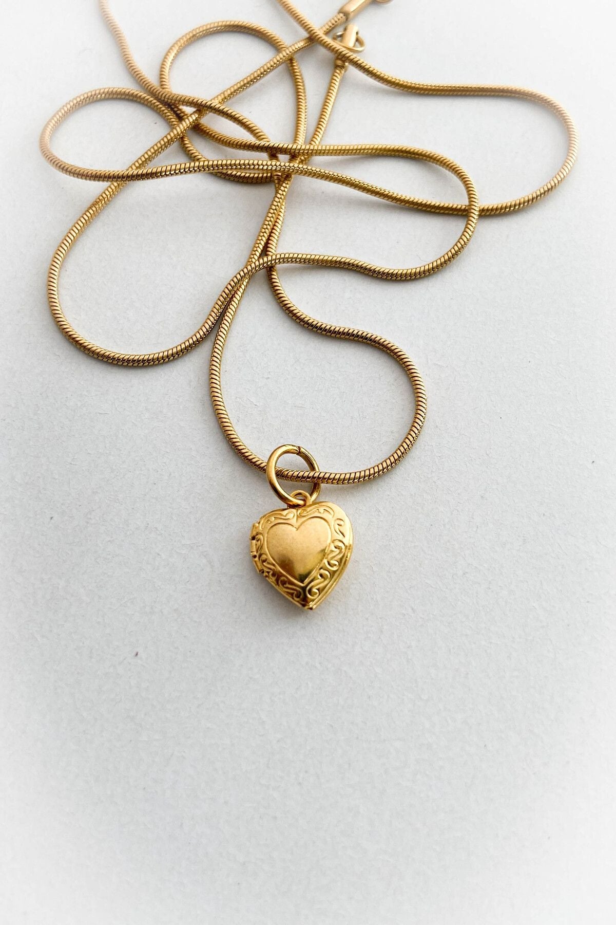 Çelik Açılır İşlemeli Kalp Model Altın Renk İnce Zincir Çelik Kolye