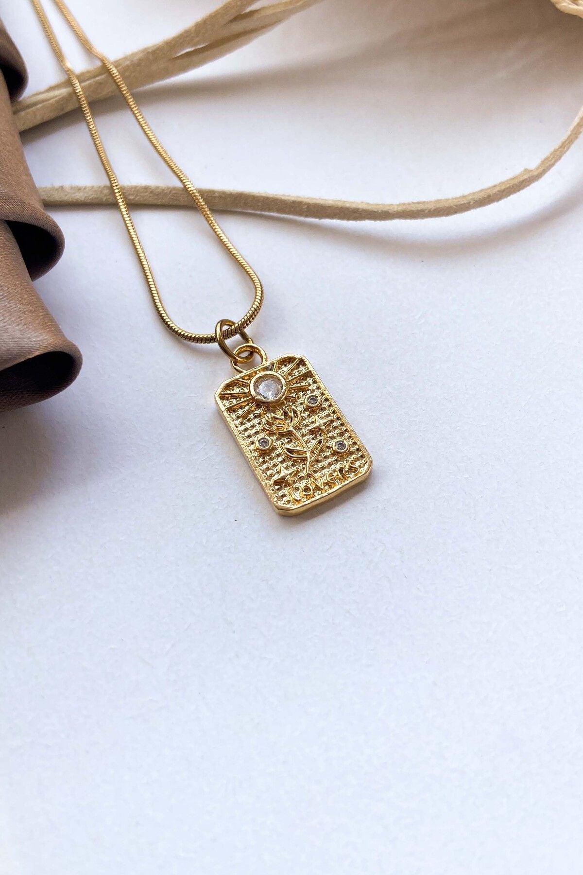 Çelik Taşlı Otantik  Altın Renk Kadın Çelik Kolye 3 Farklı Zincir Seçeneği