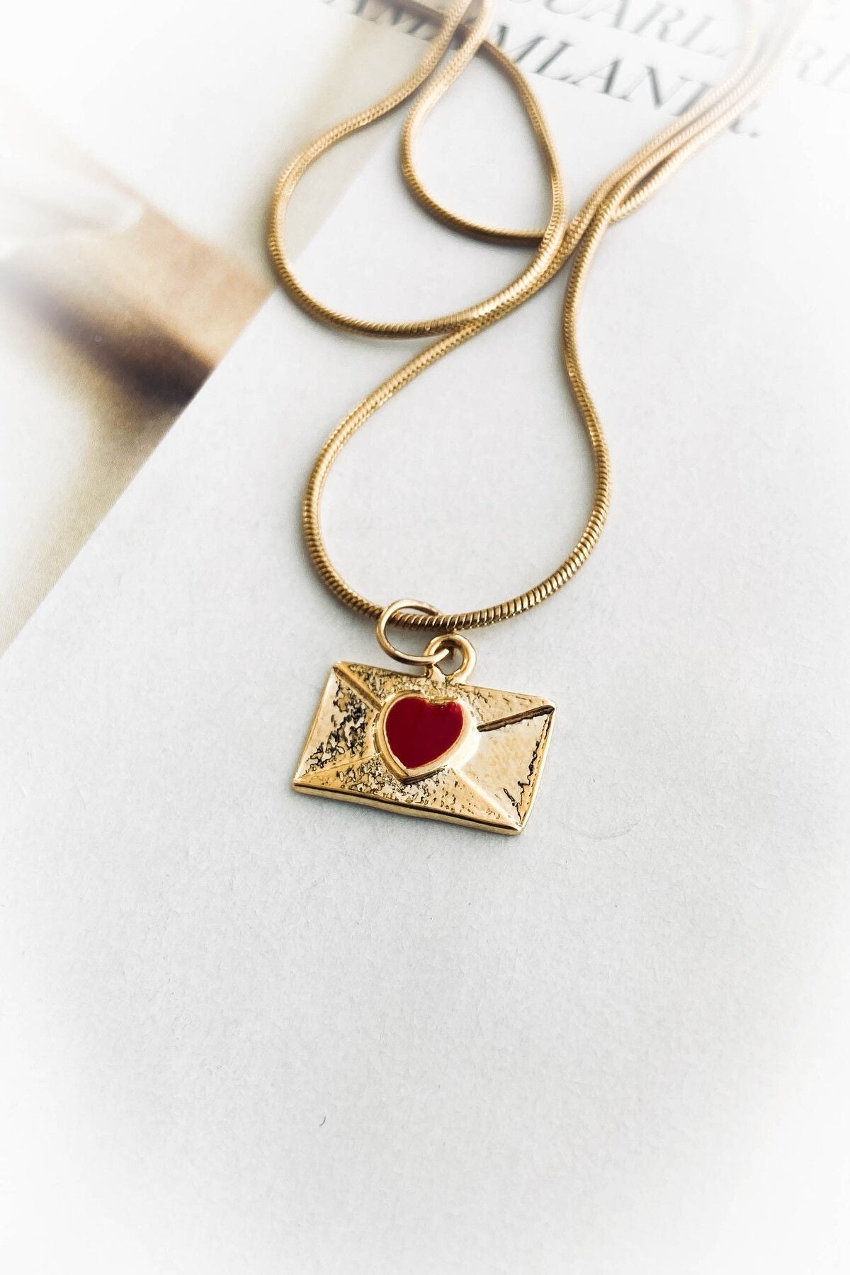 Çelik Altın Renk İnce Zincir Zarf Model Kalpli Çelik Kolye 45 CM