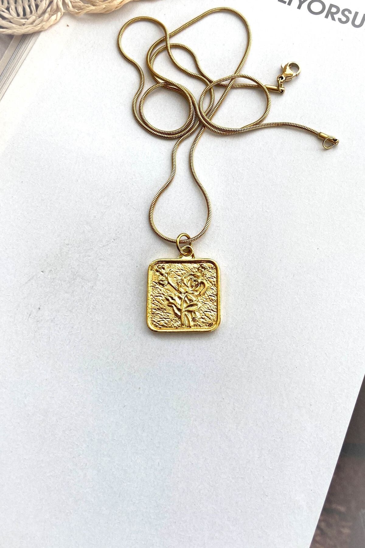 Çelik Kolye Gül Figürlü Madalyon Gül Kolye