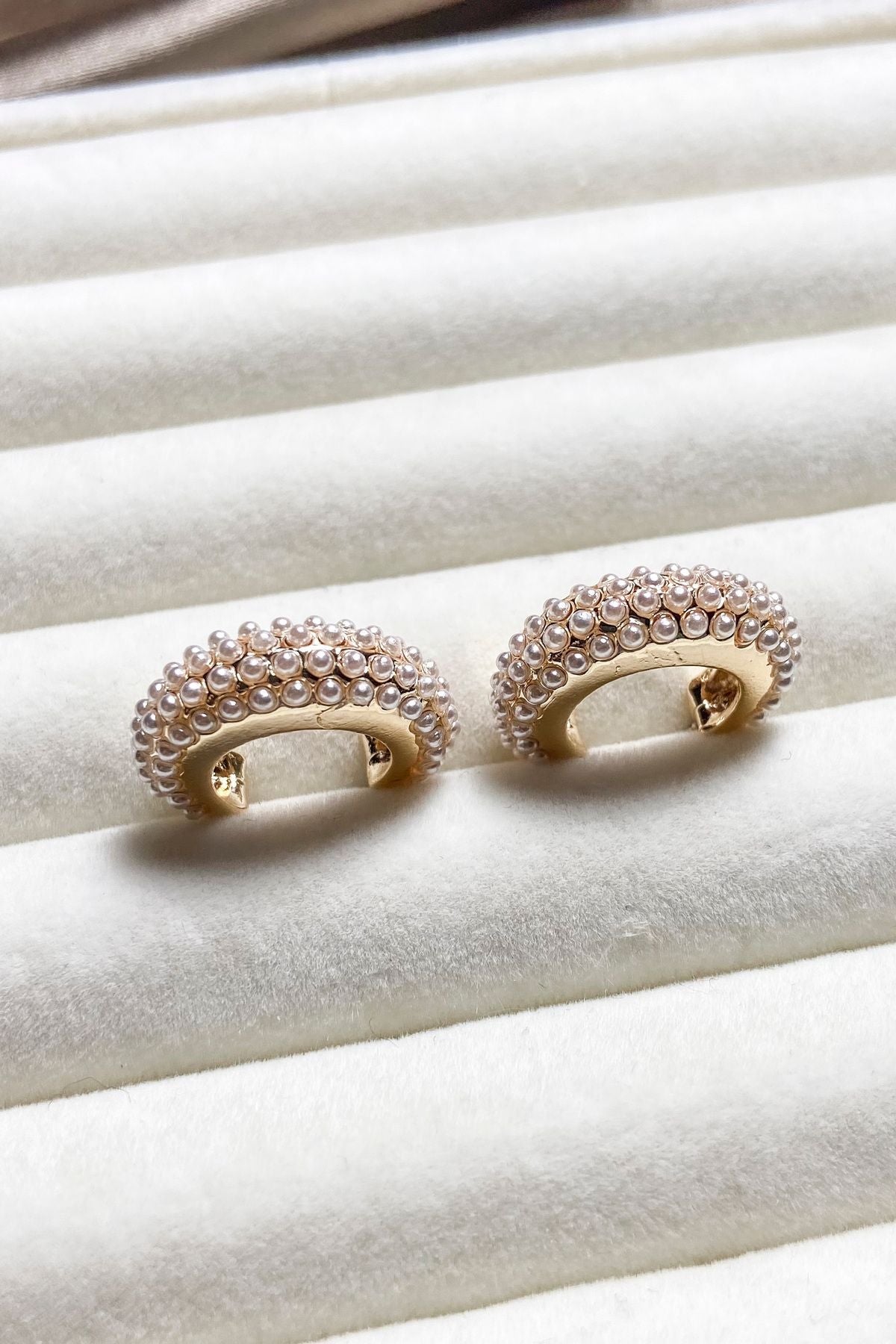 Mini İnci Boncuklu Tombul Halka Küpe kadın