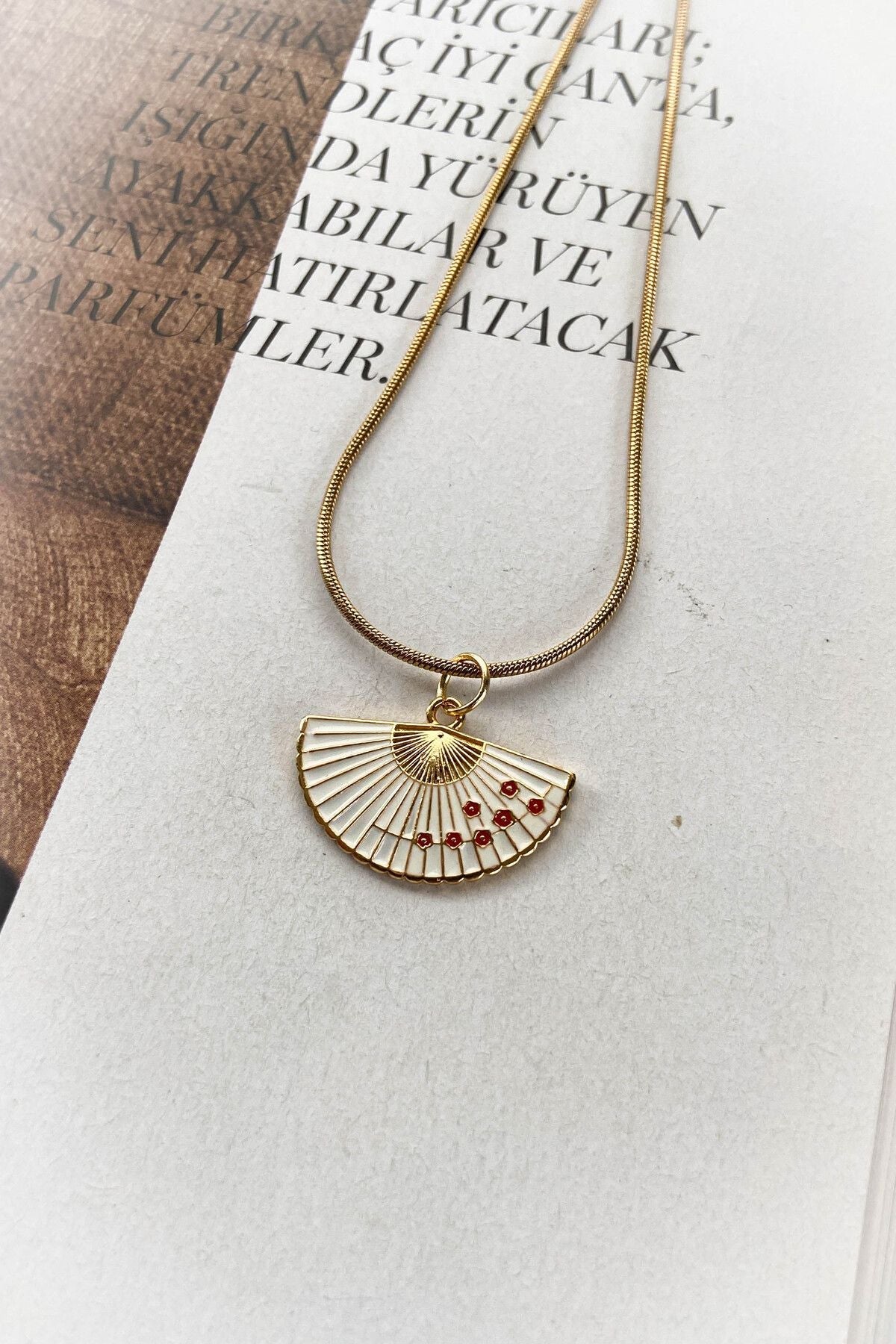 Beyaz Japon Yelpaze Çelik Kolye