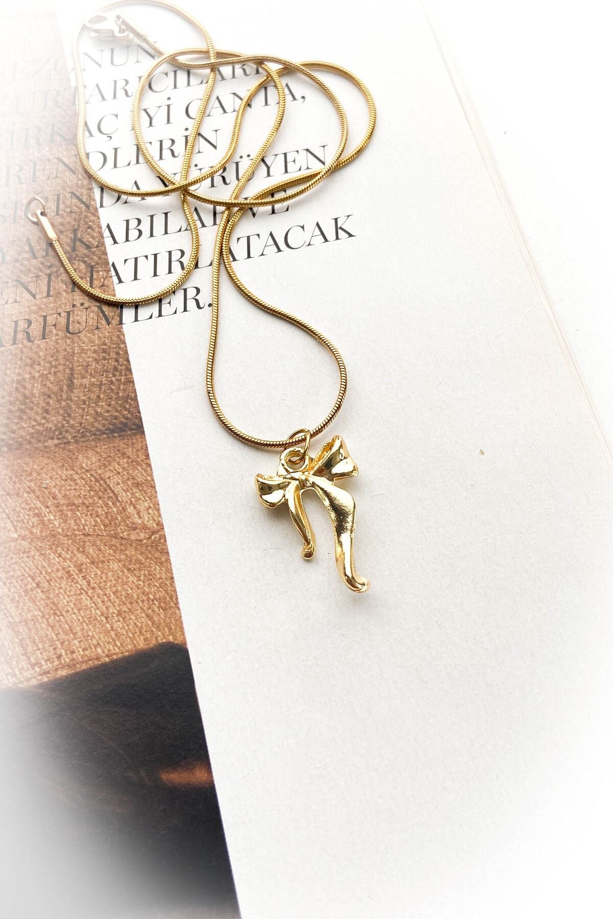 Çelik Altın Renk Fiyonk Detaylı Çelik Kolye
