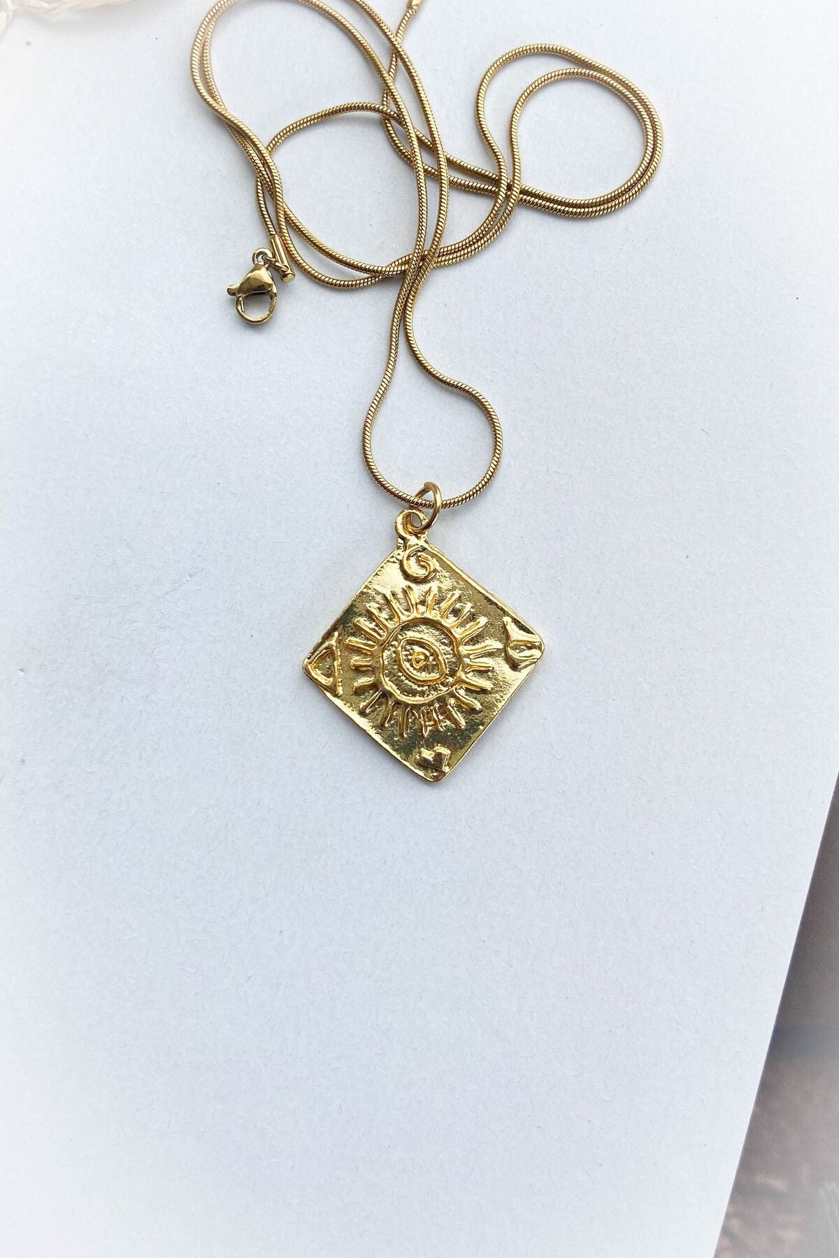 Çelik Kare İşlemeli Model Altın Renk İnce Zincir Çelik Kolye