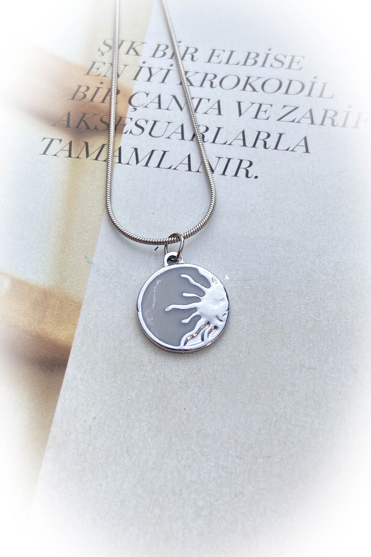 Madalyon Mineli Çelik Güneş Kolye Altın ve Gümüş Renk Seçeneği