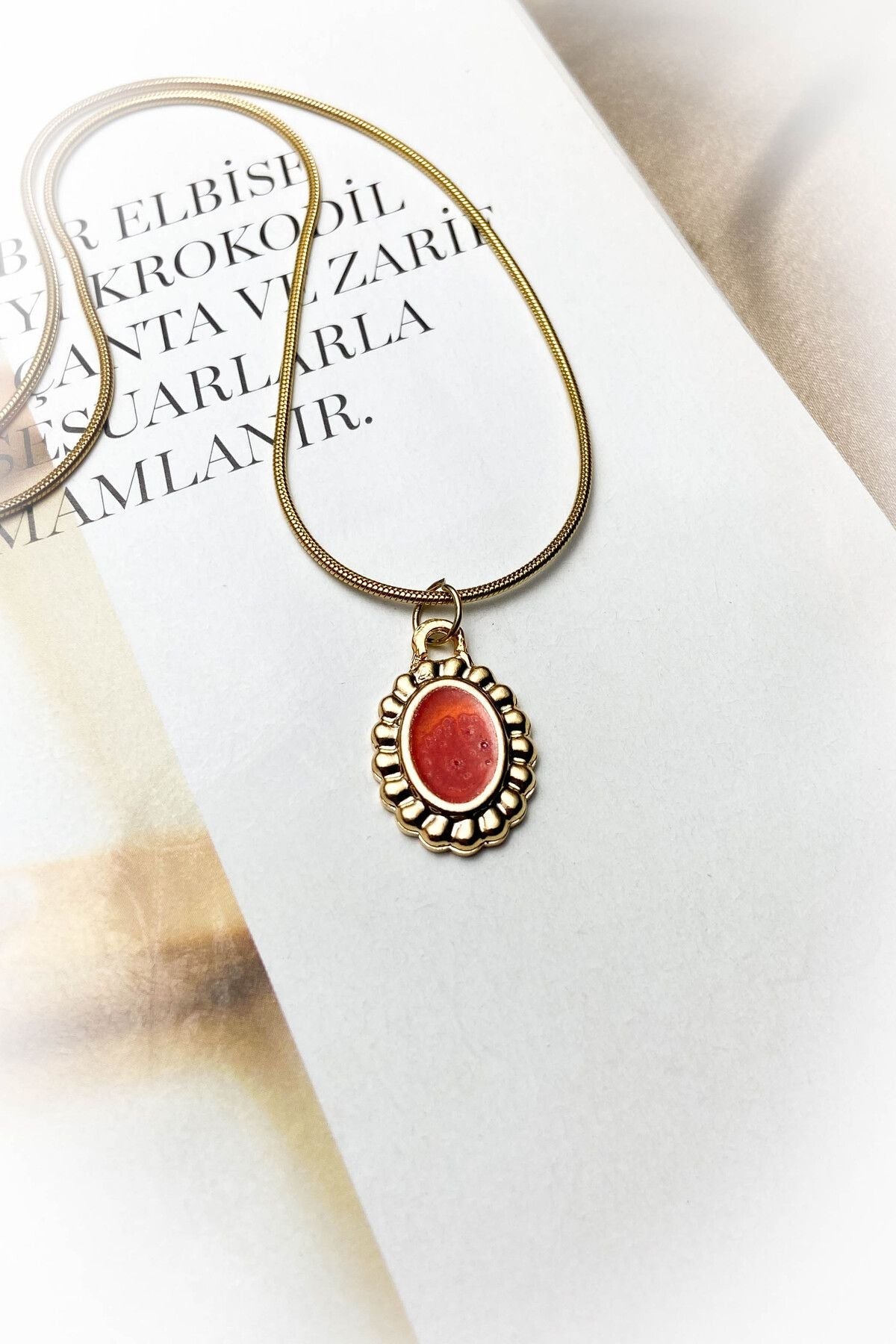 Yuvarlak Siyah Vintage Çelik Kolye