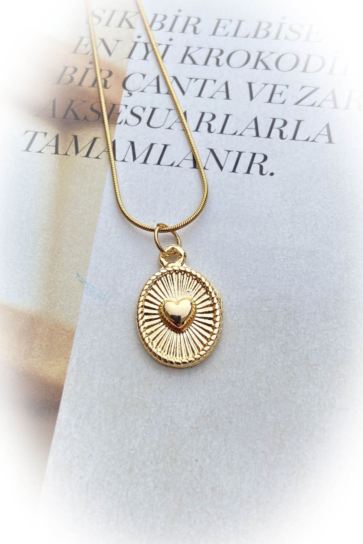 Çelik Altın Renk Madalyon Kalpli Kolye