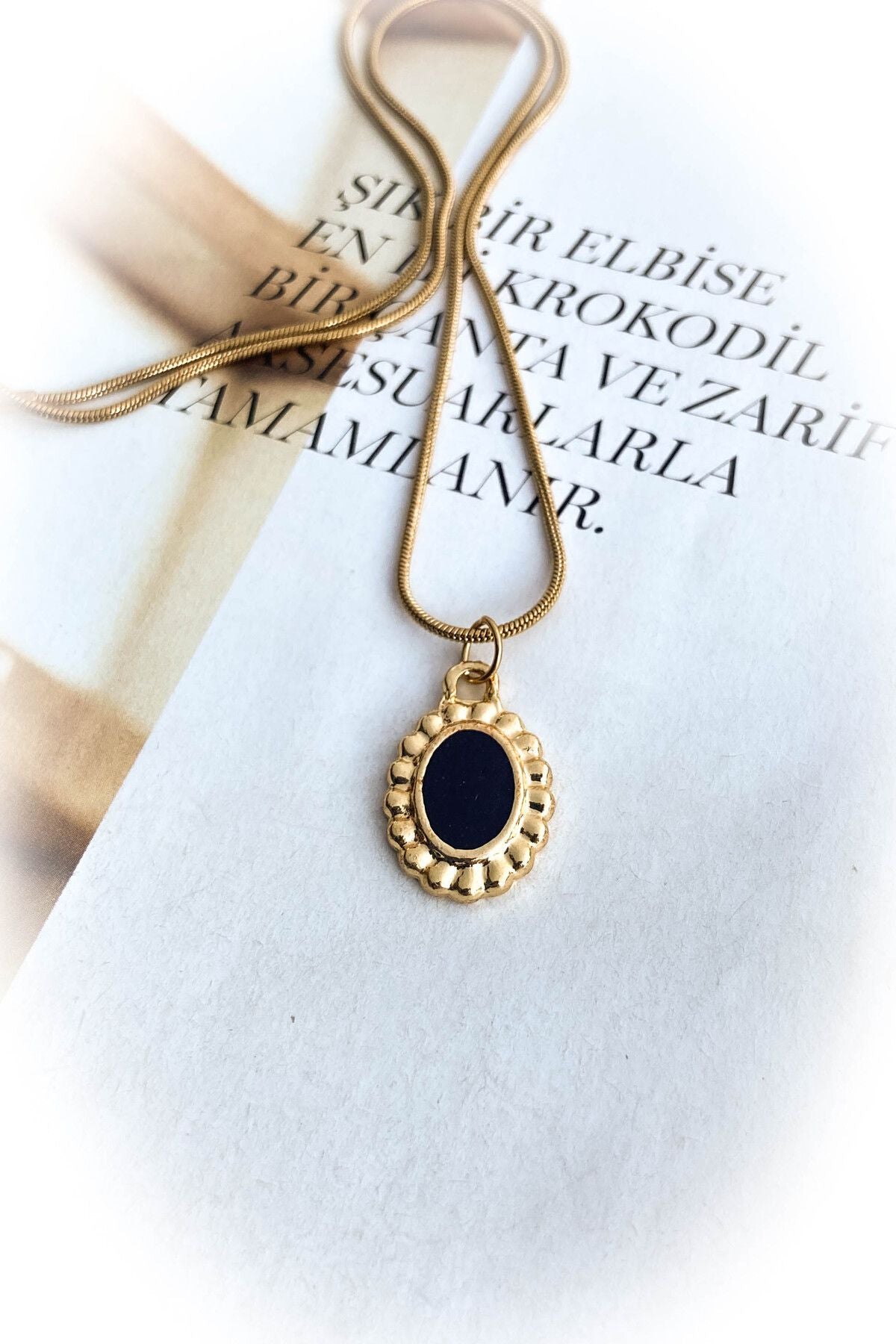 Yuvarlak Siyah Vintage Çelik Kolye