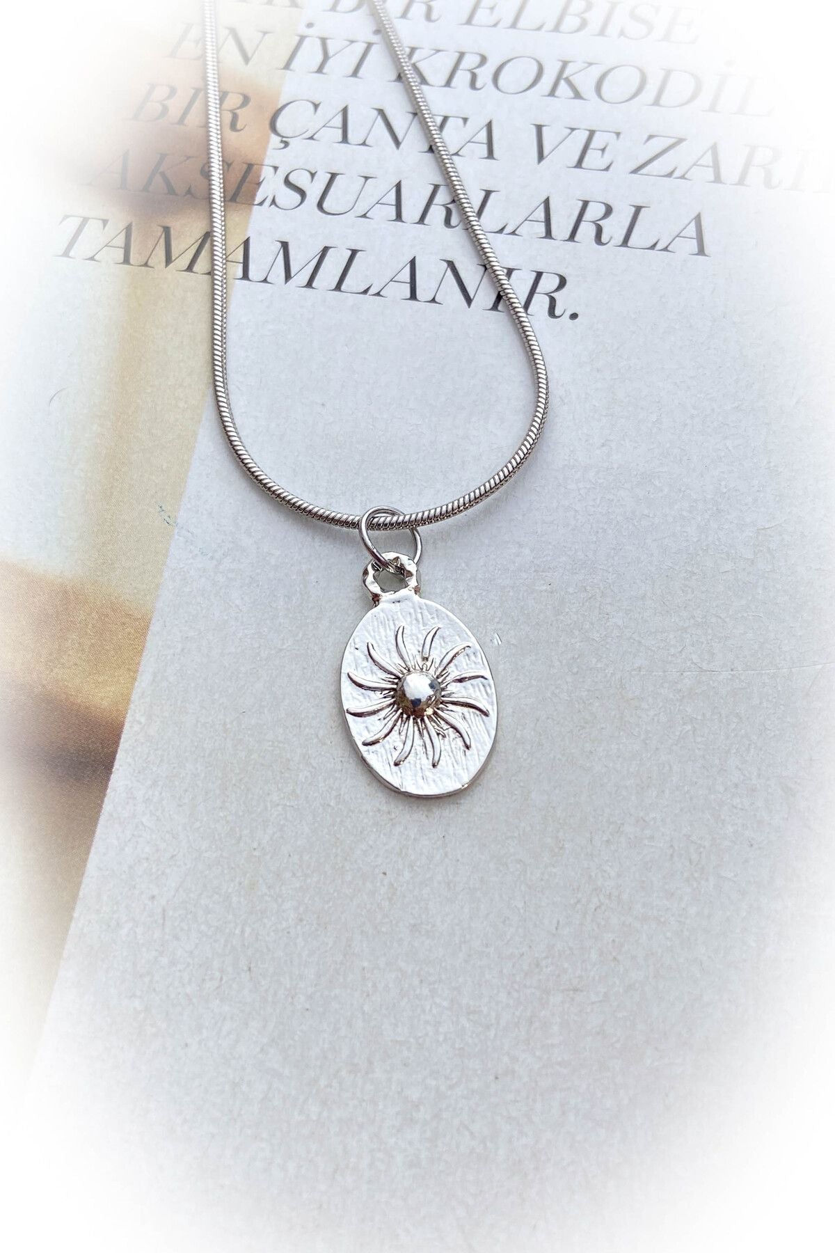 Çelik Gümüş Renk Madalyon Güneş Çelik Kolye