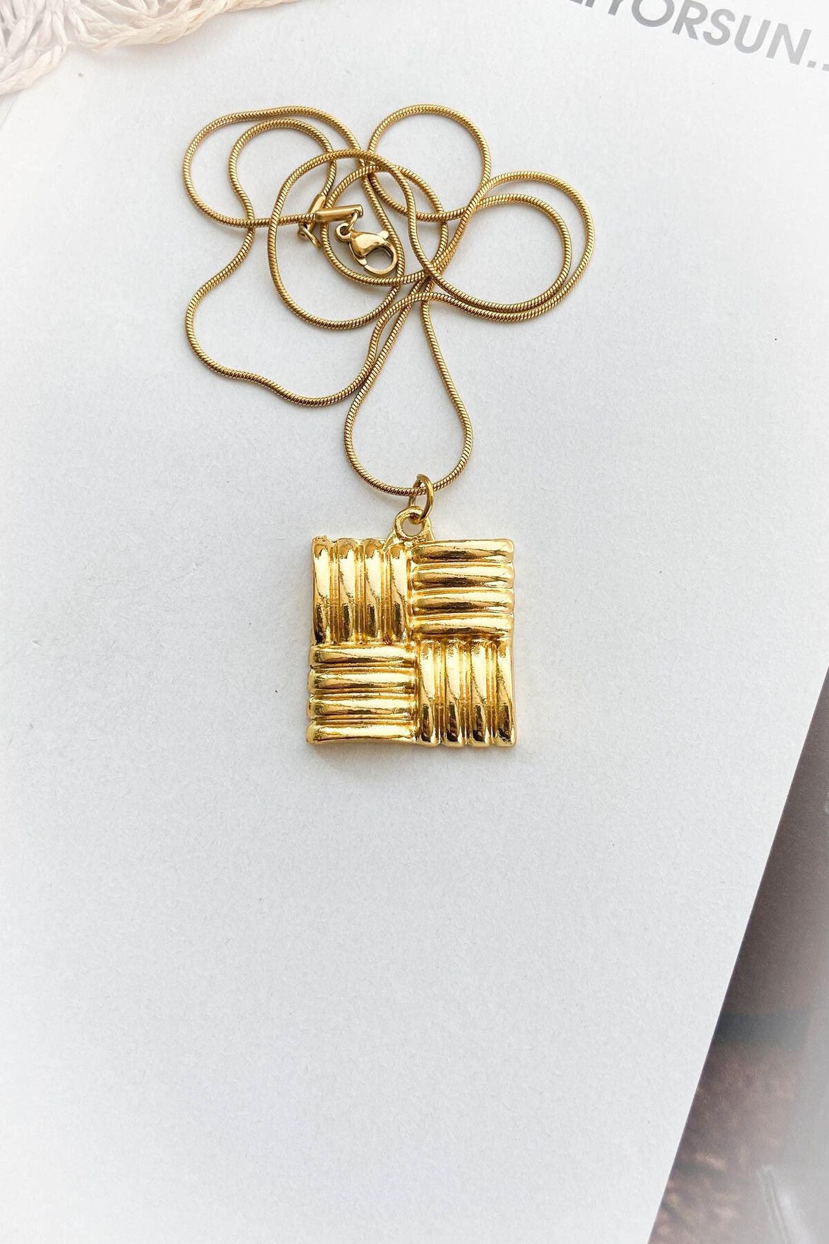 Çelik Kare Model Altın Renk İnce Zincir Çelik Kolye