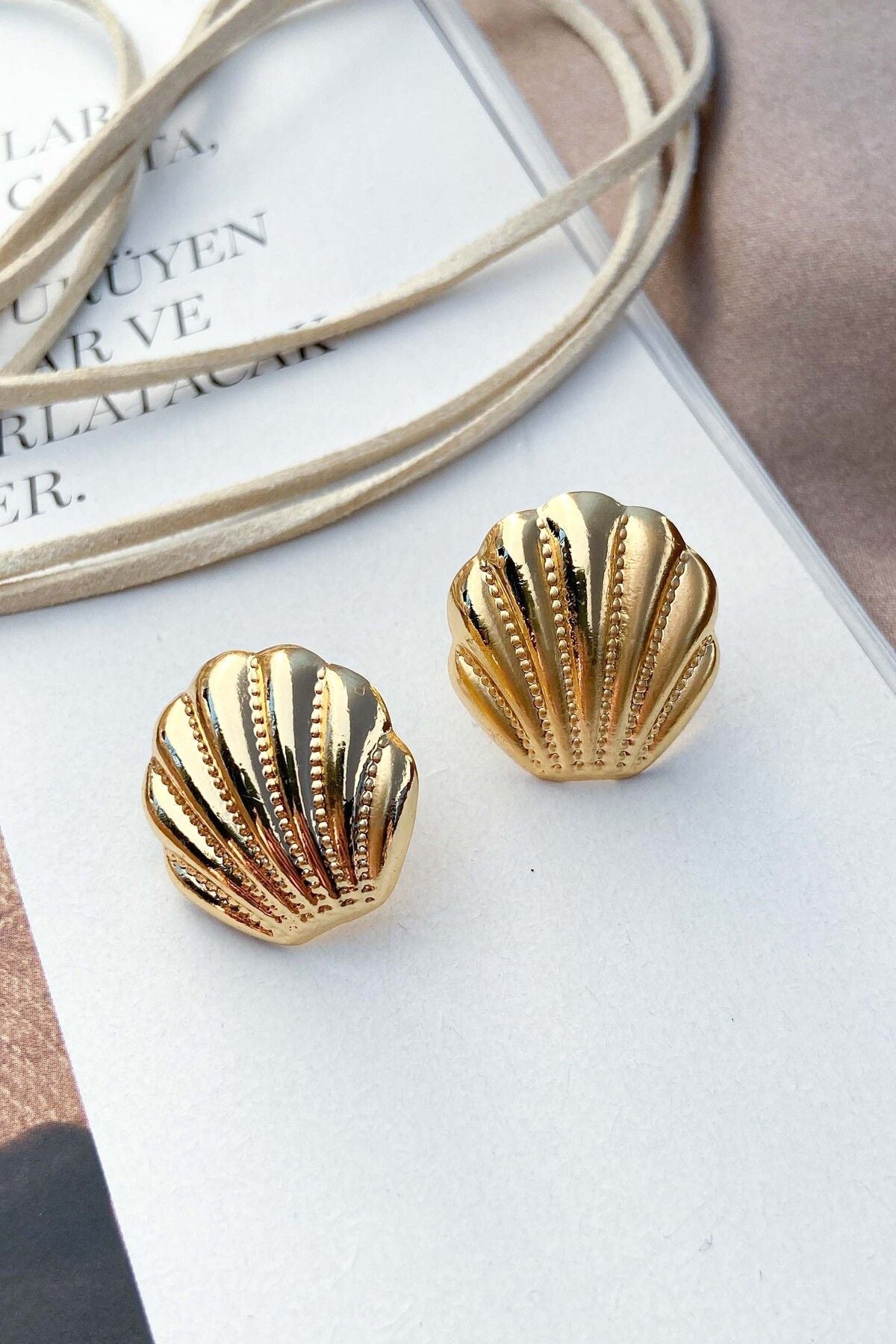 Altın Renk İstiridye Model Küpe