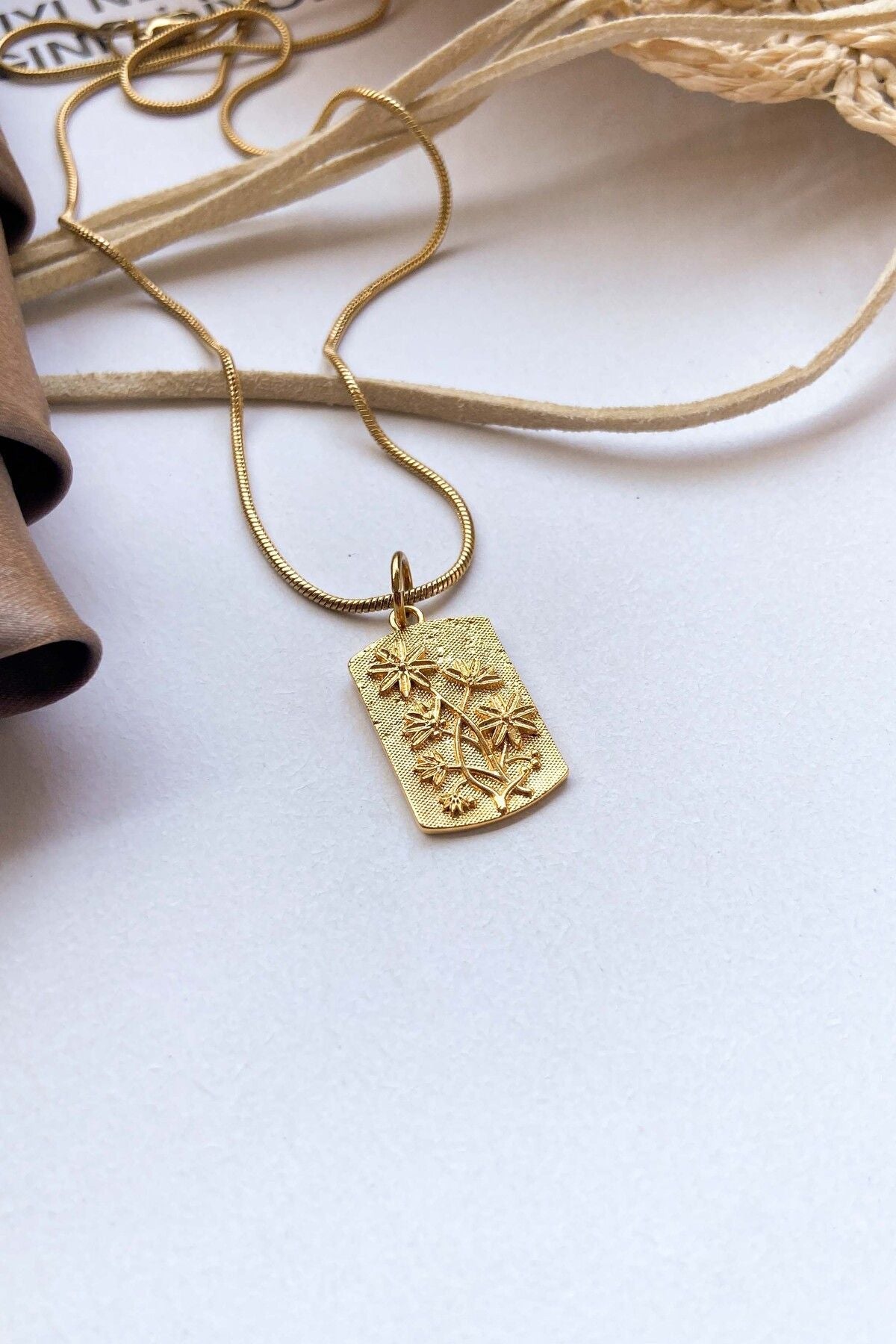 Çelik Kolye Madalyon Çiçek Kabartmalı Kolye