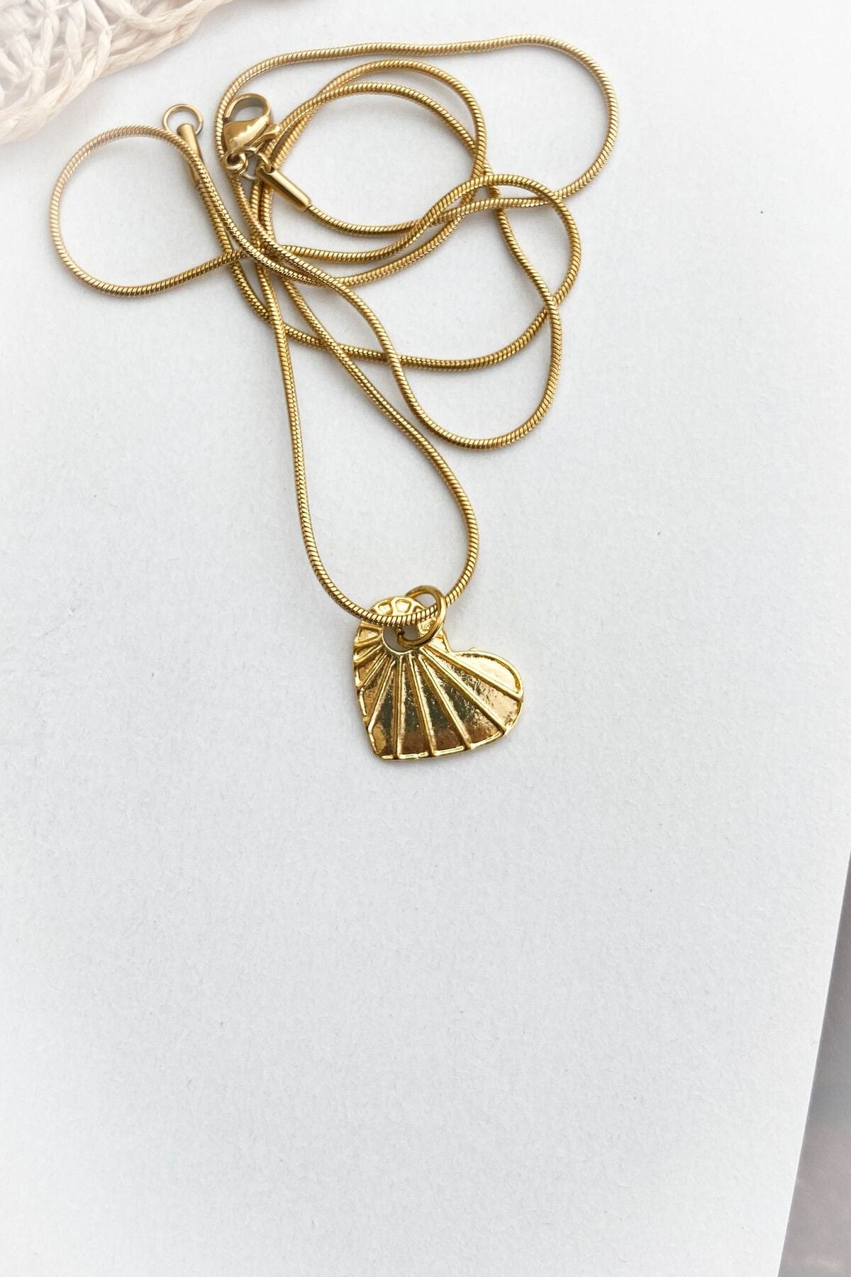 Çelik Çizgili Kalp Model Altın Renk İnce Zincir Çelik Kolye