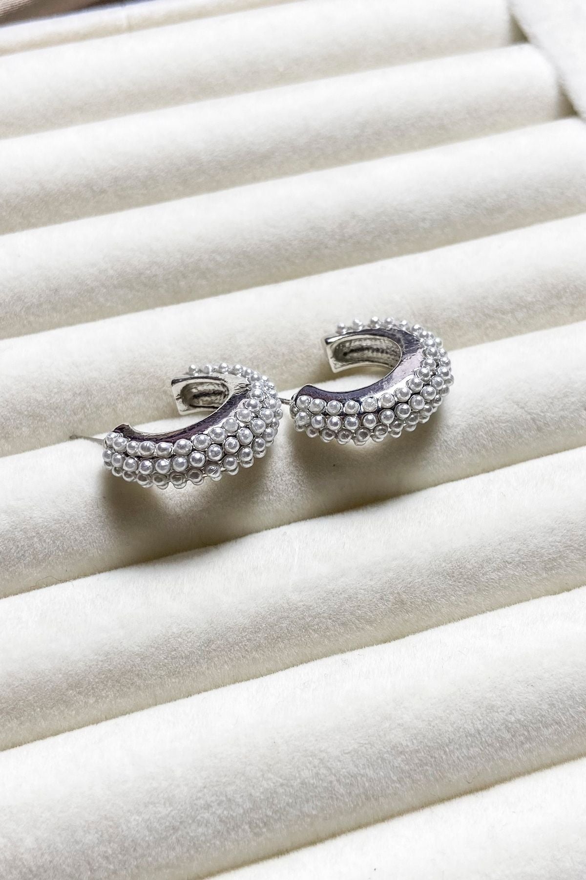 Mini İnci Boncuklu Tombul Halka Küpe kadın