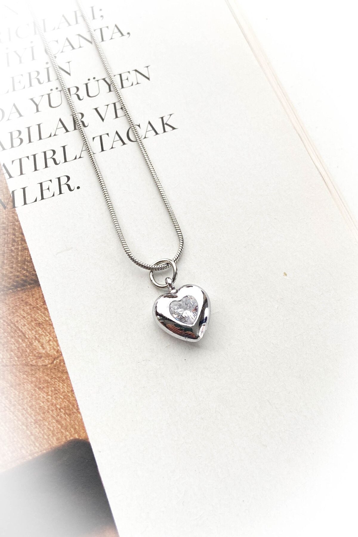 Beyaz Taşlı Kalp Çelik Kolye