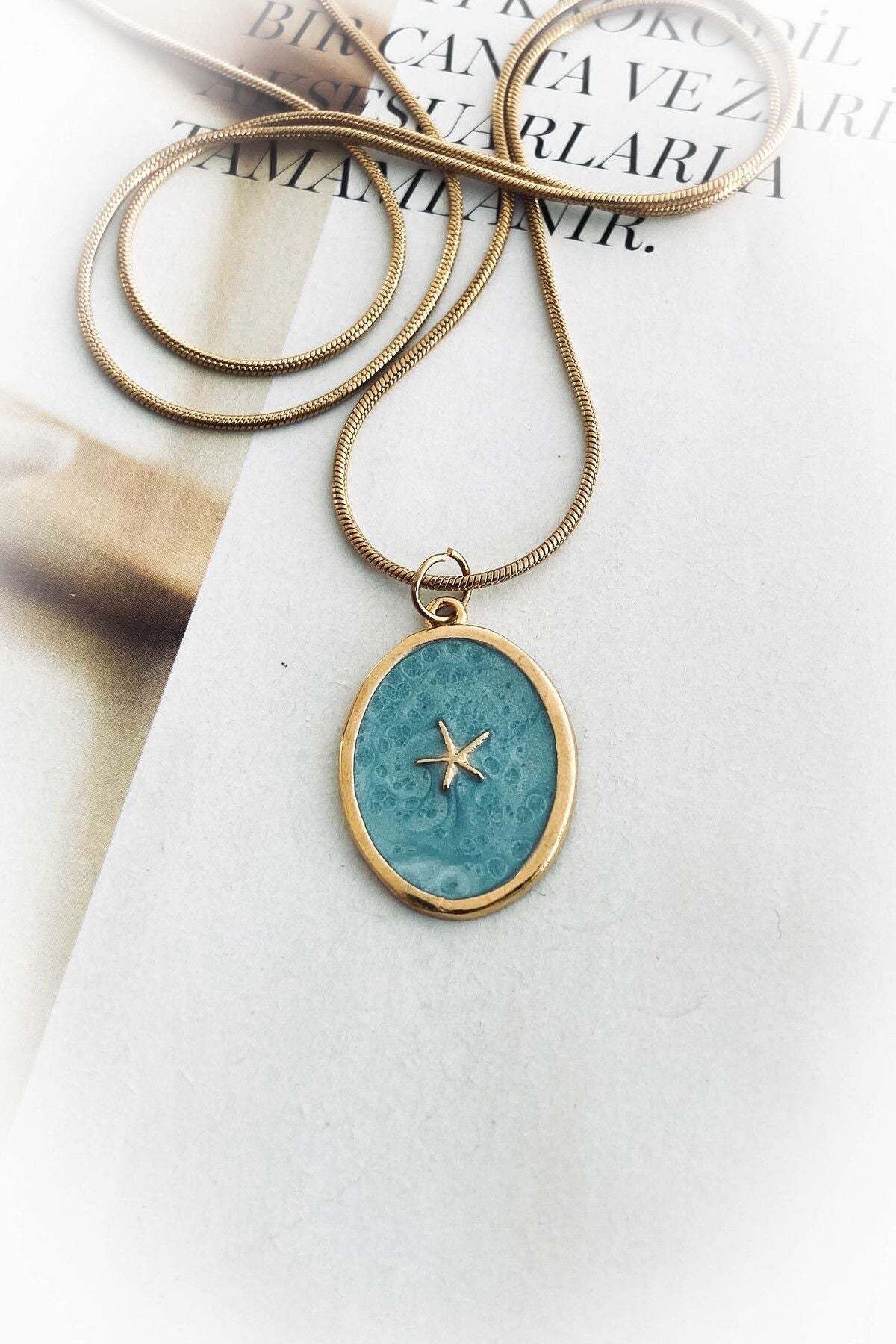 Çelik Altın Renk Ince Zincir Yeşil Mineli Yıldız Figürlü Madalyon Çelik Kolye 45 Cm
